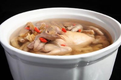 ​鸽子汤要切块还是整只炖好 鸽子汤和鸡一起炖可以吗