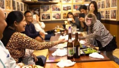 ​日本最火爆的餐厅之一 猴子当服务生，报酬只要香蕉