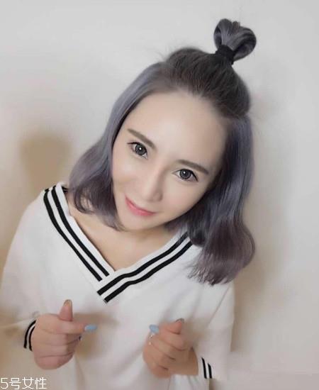 时髦半丸子头发扎法 慵懒范十足