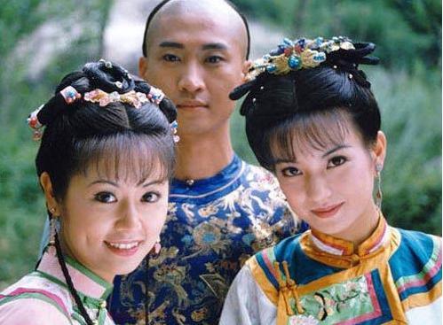 《还珠格格》蒙丹近照曝光，与众人把酒言欢，脸型完美一点都不方