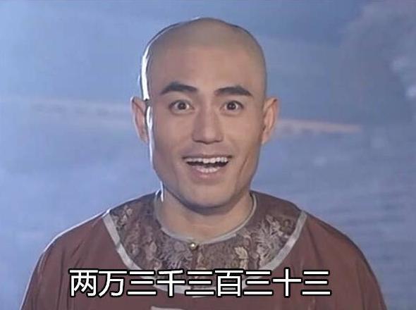 《还珠格格》蒙丹近照曝光，与众人把酒言欢，脸型完美一点都不方
