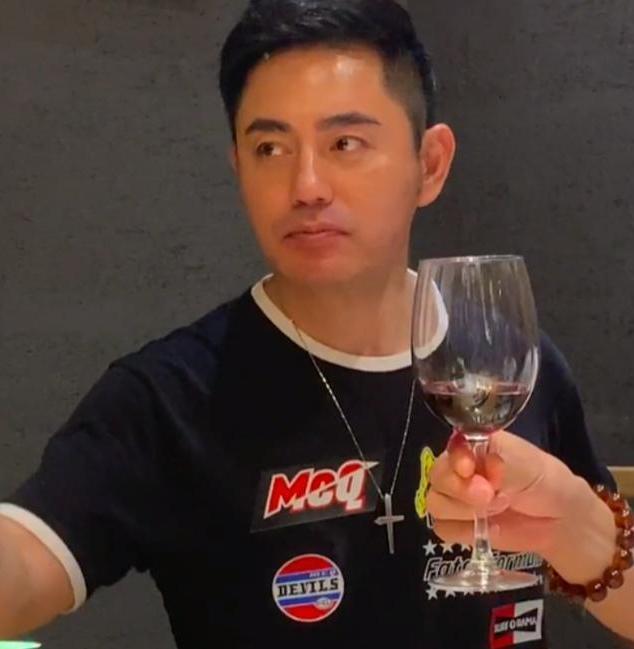《还珠格格》蒙丹近照曝光，与众人把酒言欢，脸型完美一点都不方