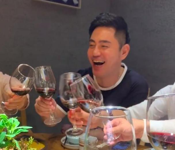 《还珠格格》蒙丹近照曝光，与众人把酒言欢，脸型完美一点都不方