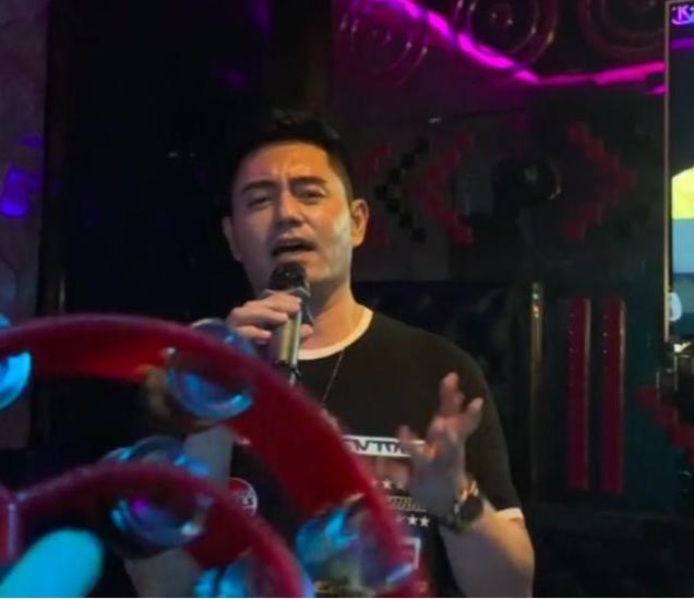 《还珠格格》蒙丹近照曝光，与众人把酒言欢，脸型完美一点都不方