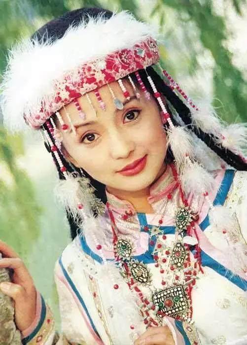 《还珠格格》女配：老佛爷嫁诸葛亮，彩霞成总裁，她已去世18年