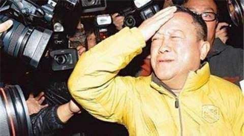 向华强敢让成龙下跪，竟然不敢惹这四个人，原来这几人背景太大了