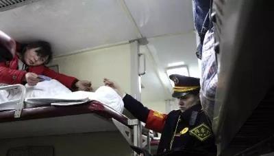 为什么火车卧铺乘务员要换走火车票？看完才知道了其中的“猫腻”
