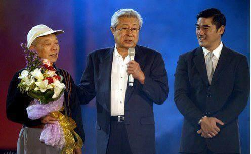 86岁王心刚近照曝光，照顾患重病妻子足足5年，如今已满头白发