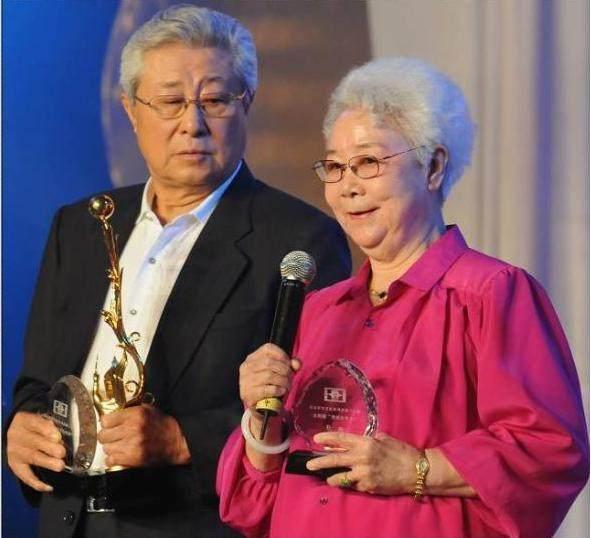 86岁王心刚近照曝光，照顾患重病妻子足足5年，如今已满头白发