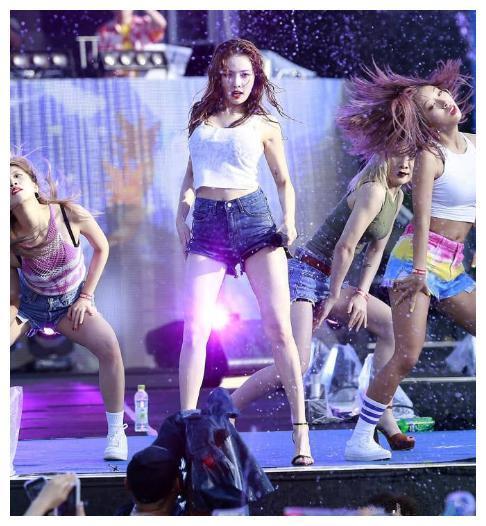金泫雅雨中跳舞露马甲线，网友惊呼：不愧韩国腰精女神！