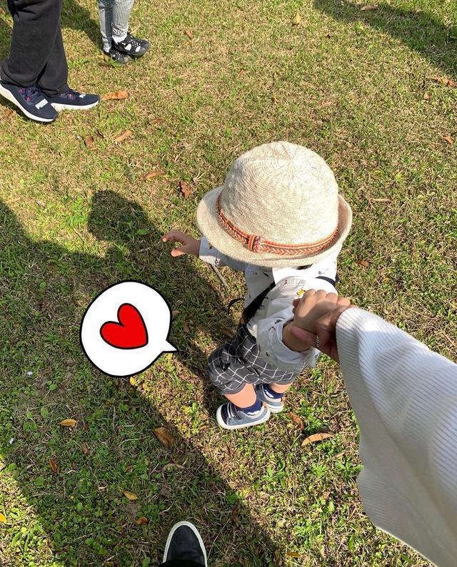 李靓蕾晒三姐弟草坪嬉戏照片 结婚七年 她和王力宏过得还是那么甜