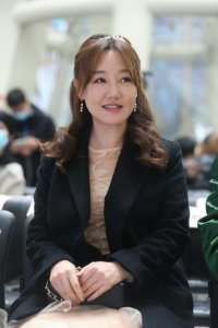 ​胡歌前女友薛佳凝大变样，打扮甜美却挡不住倦态，脸上皱纹太明显
