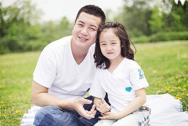 上了高中还和爸爸亲亲？父女间4个方面要“划清界限”，别不在乎