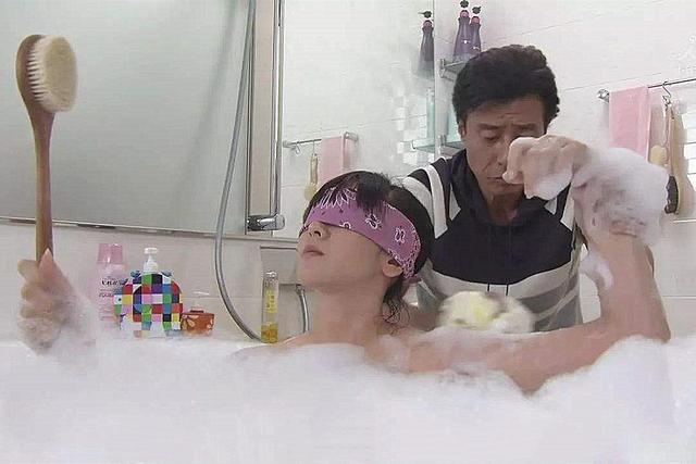 上了高中还和爸爸亲亲？父女间4个方面要“划清界限”，别不在乎