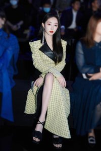 ​和男爱豆出演姐弟恋后，蒋梦婕又搭档于朦胧，出演新剧《大中医》