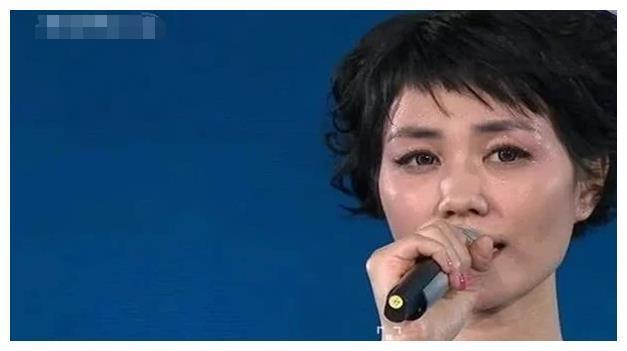 历届春晚穿帮镜头，刘谦魔术翻车不算啥，天后王菲都懒得“装了”