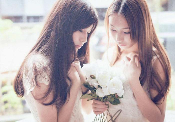 图：情深不及久伴，厚爱无需多言。