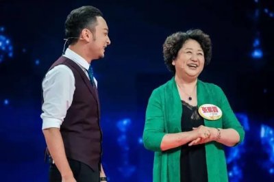 ​黄晓明的妈妈来《开门大吉》啦！现场大爆料，还希望baby生六个孩子？
