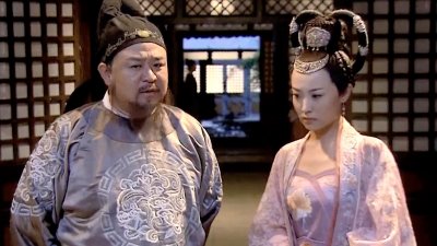 ​蛇灵里共有六位杀手位列总坛，被称六大蛇首，狄仁杰得知他们身份