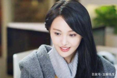 活久见，郑爽张恒情侣装现身高调秀恩爱，27岁被宠成小公主