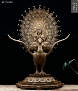 ​海南沉香木精雕出惊艳四座的孔雀明王雕件，无以伦比的美妙