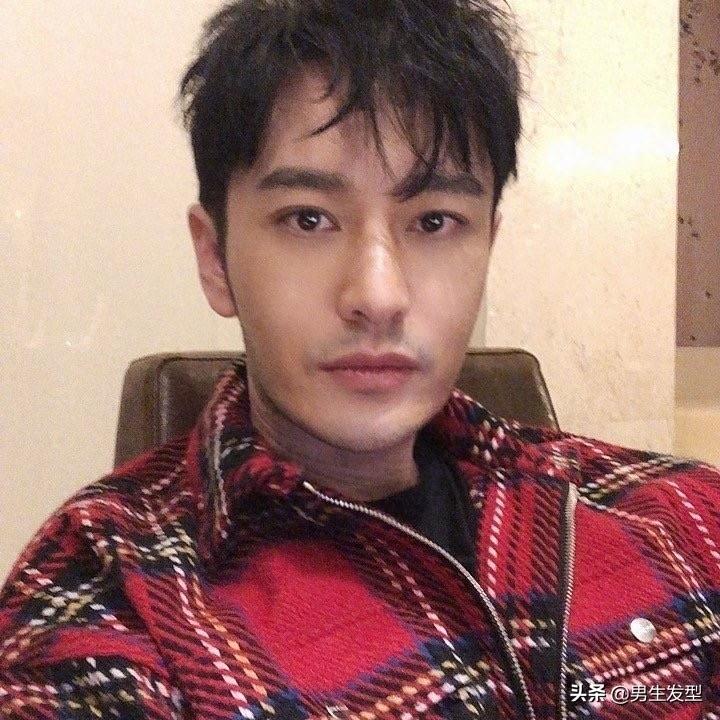 黄晓明颜值回归，留“狗啃”刘海发型超帅气