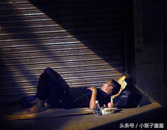 6张流浪者街头露宿的照片
