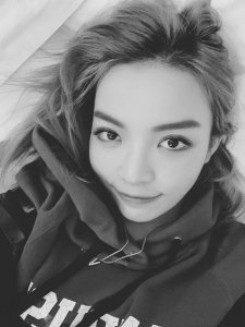 ​可爱炸了！VaVa晒自拍剪刀手Wink少女感