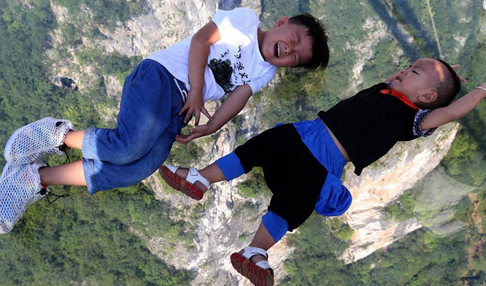 中国高空玻璃栈道大全，恐高者慎入！