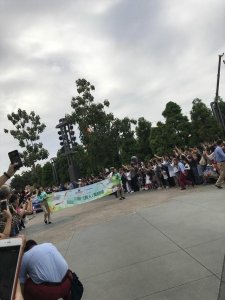 ​迪斯尼偶遇黄晓明坐花车，引众人欢呼，这排场整得跟看猴戏似的！