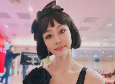 ​性感女星唐玲淡出原因曝光，消失2年因患胃癌，化疗时照片太心疼