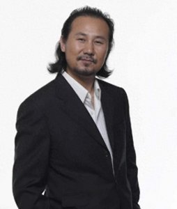 ​“草原歌王”腾格尔全家近照，小18岁妻子漂亮，儿子可爱