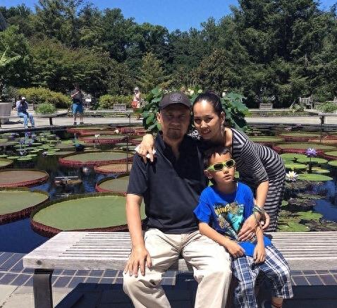 “草原歌王”腾格尔全家近照，小18岁妻子漂亮，儿子可爱