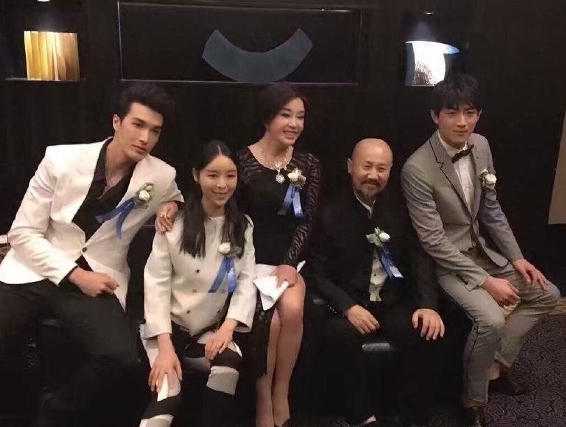 “草原歌王”腾格尔全家近照，小18岁妻子漂亮，儿子可爱