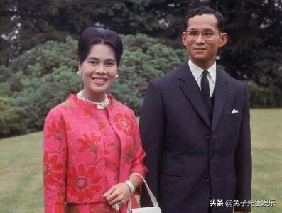 ​诗丽吉为了男保镖打扮，穿白裙子扮年轻，中年出轨让王后更爱美