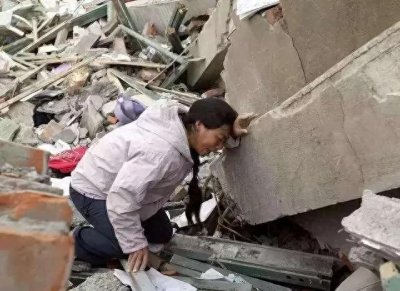 ​汶川大地震用身体护住学生的老师，他最后一堂课是《人生的价值》