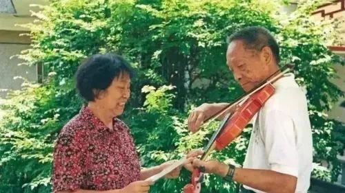 袁隆平秀恩爱（90岁袁隆平撒狗粮）(17)