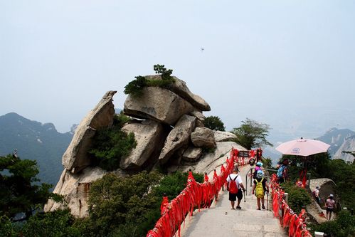 2、北峰山景区历史悠久，人文积淀深厚，有宝鸡八景之一的北峰夕照，号称