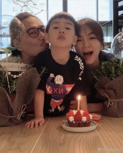 Ella晒全家福为儿子庆生,一家三口搞怪自拍温馨,激励教育法获赞