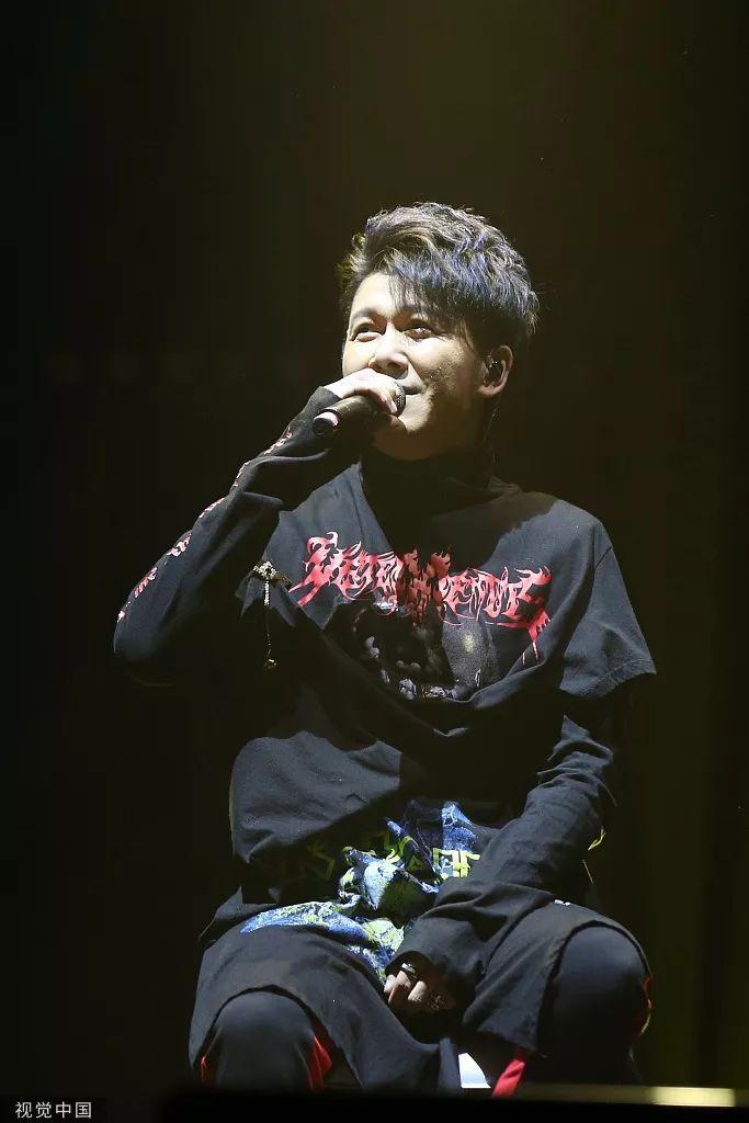 黄渤、杨幂、成龙、赵本山、小沈阳都唱过他的歌，他却一直不红？