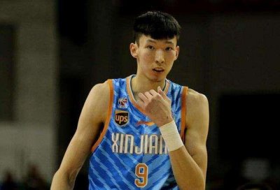 周琦曾入NBA,为何仅1年就被裁?貌美妻子大6岁,夫妻恩爱羡煞人