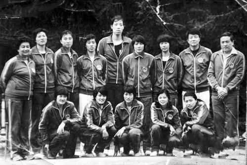 中国女巨人身高2米08,一生未嫁,去世时披国家队服