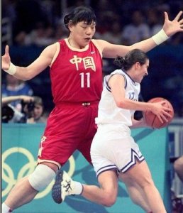中国女巨人身高2米08,一生未嫁,去世时披国家队服