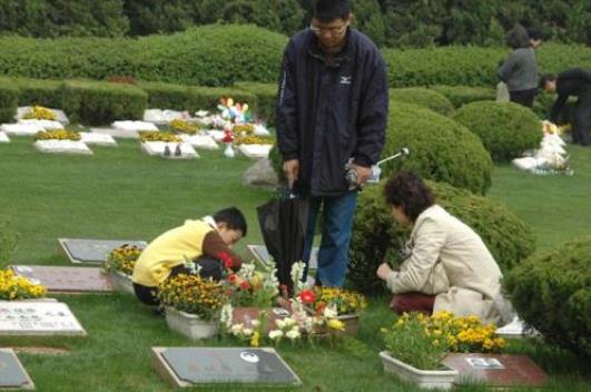 上坟回来发烧预示什么 老伴去世配偶不能上坟