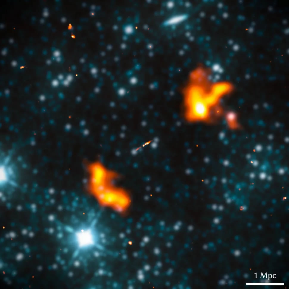 上图为Alcyoneus星系,左下及右上两片橘色的是电波瓣,上下长达1630万光年