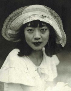 婉容死前在狱中常犯鸦片瘾大喊大闹,唯一的遗物就是一杆大烟枪