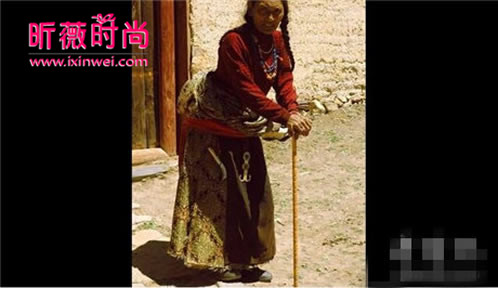 长了三条腿的人图片 长有3条腿的女人