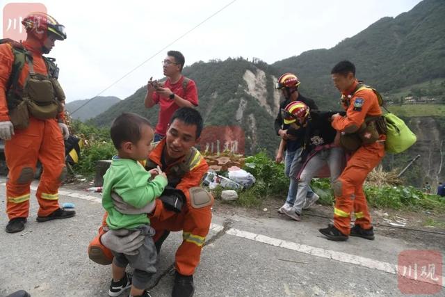 四川泸定地震已造成65人遇难(四川泸定地震已致82人遇难)(26)