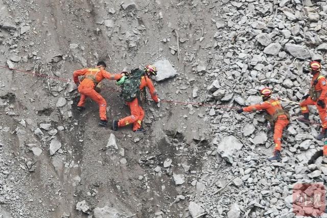 四川泸定地震已造成65人遇难(四川泸定地震已致82人遇难)(23)