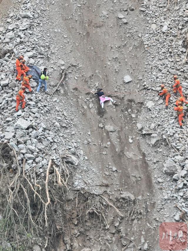 四川泸定地震已造成65人遇难(四川泸定地震已致82人遇难)(19)